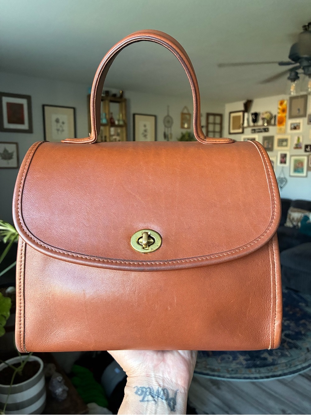 Vintage Coach Manor - Picture 3 of 12